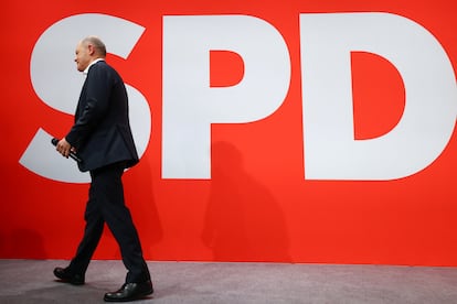 El Canciller alemán Olaf Scholz, candidato por el SDP, tras conocer los resultados de las eleciones, en la sede del partido en Berlín, este domingo.