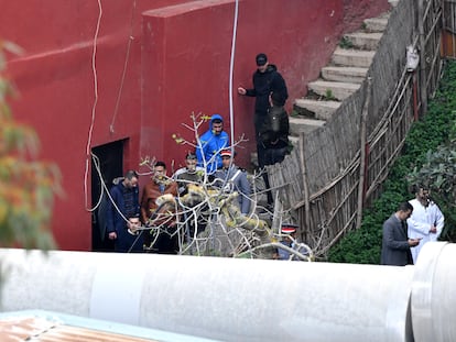 Fotos del lado marroquí, muy cerca de la valla de Ceuta, con dos agentes de la gendarmería marroquí y un grupo de personas examinando una vivienda, apenas dos días después de descubrirse la existencia de un narcotúnel.