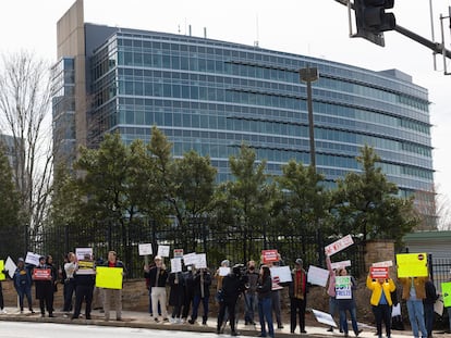 Manifestantes protestan por los despidos en los Centros para el Control y la Prevención de Enfermedades (CDC) frente a la sede de los CDC en Atlanta.