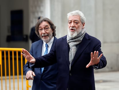 En primer plano, Miguel Ángel Rodríguez, jefe de gabinete de la presidenta de la Comunidad de Madrid, Isabel Díaz Ayuso, tras declarar en enero como testigo en la causa abierta contra Álvaro García Ortiz, fiscal General del Estado, en el Tribunal Supremo, Madrid.