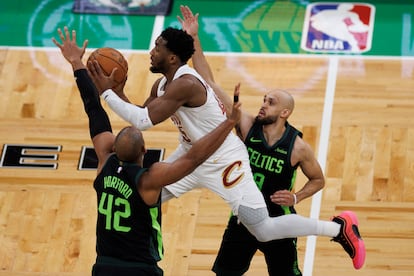 Donovan Mitchell, en una entrada a canasta entre Al Horford y Derrick White.