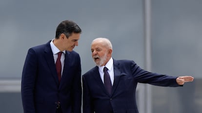 El presidente del Gobierno, Pedro Sánchez, y el jefe de Estado de Brasil, Luiz Inácio Lula da Silva, en el palacio de Planalto de Brasilia, en marzo de 2024.