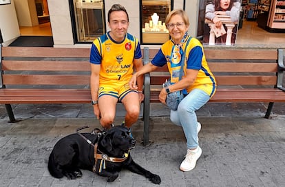 Encarna Anaya junto a su hijo Daniel Martín horas antes de la marcha de las aficiones.