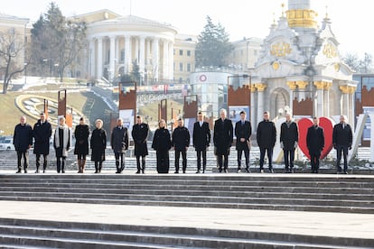 El presidente de Ucrania, Volodímir Zelenski (centro), en un acto de homenaje a los soldados ucranios caídos en un acto en Kiev en el que también participaron el presidente del Gobierno español, Pedro Sánchez (segundo por la izquierda), junto a otros líderes internacionales.