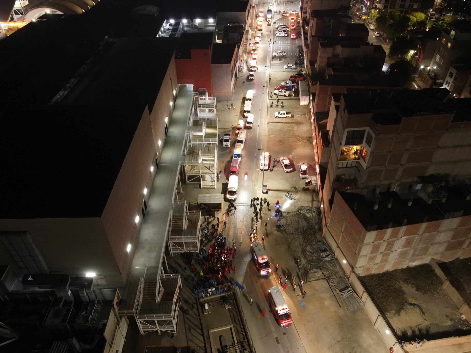 Suben a cuatro los muertos tras desplomarse parte del techo de un centro comercial en Perú