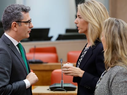 Félix Bolaños conversa con la diputada del PP Cayetana Álvarez de Toledo este jueves en el Congreso.