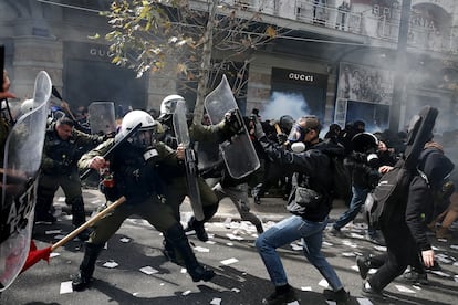 Manifestantes se enfrentan con agentes de la policía antidisturbios durante la manifestación en Atenas.