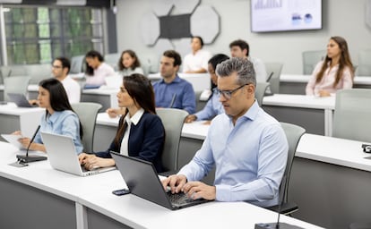 Un grupo de estudiantes de MBA en Colombia usando la tecnología en el aula.