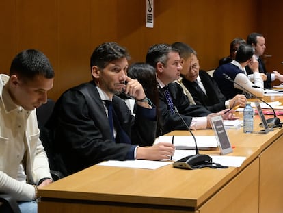 El principal acusado Diego Moaña y su abogado Luis Salgado, durante el juicio por el asesinato de Samuel Luiz en la Audiencia Provincial de A Coruña, el pasado 16 de octubre de 2024.