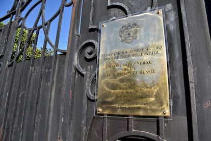 Una placa, en la entrada del consulado ruso en Marsella.