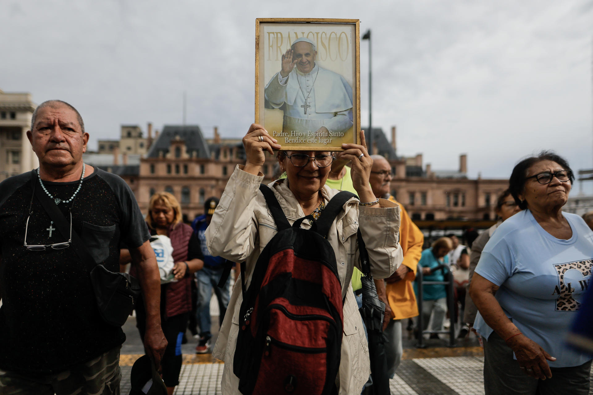 La ‘plaza de los excluidos’ de Buenos Aires reza por la salud del papa Francisco