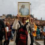 La ‘plaza de los excluidos’ de Buenos Aires reza por la salud del papa Francisco