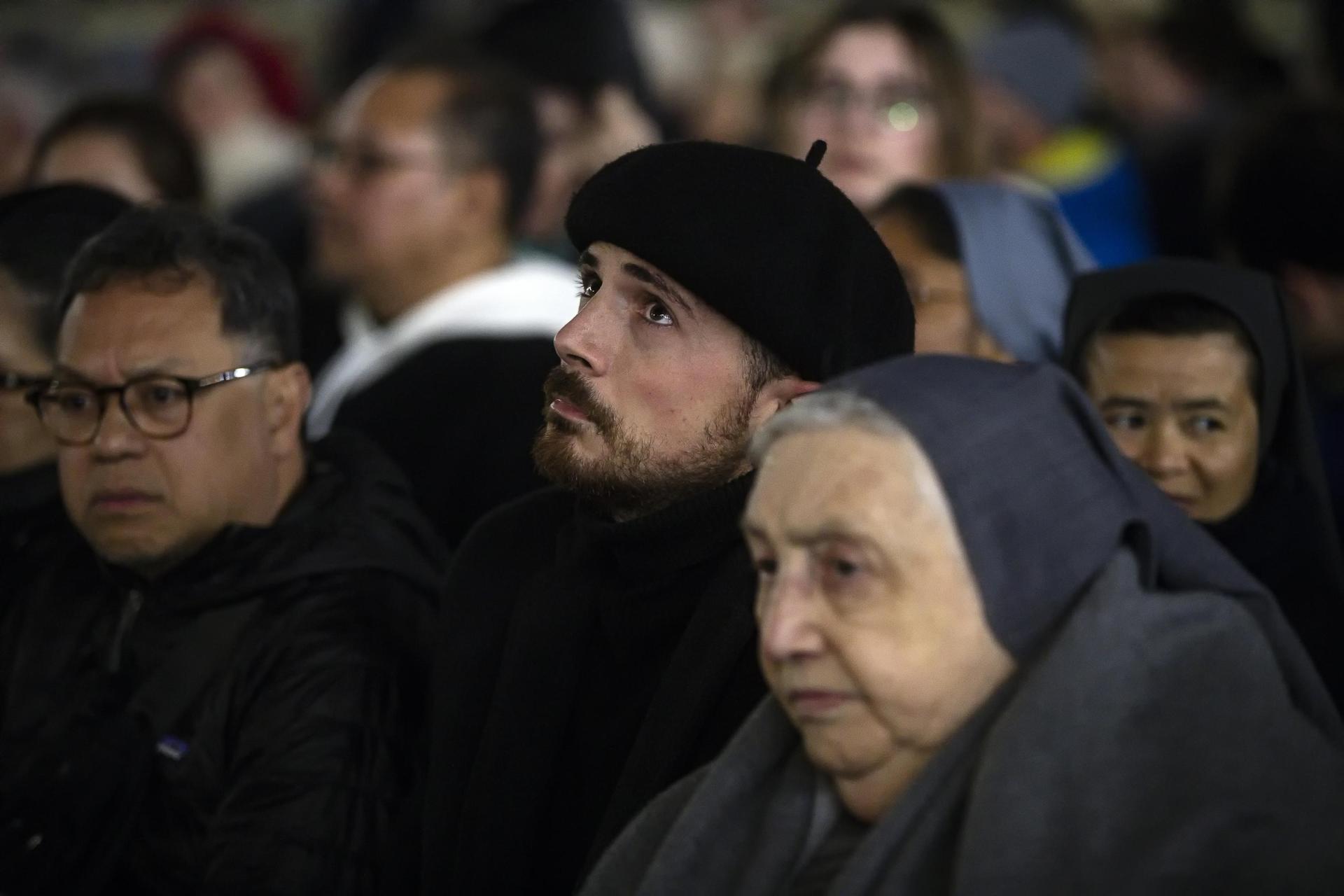 El cardenal Tagle preside el segundo rezo del rosario por el papa en la plaza de San Pedro