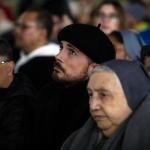 El cardenal Tagle preside el segundo rezo del rosario por el papa en la plaza de San Pedro