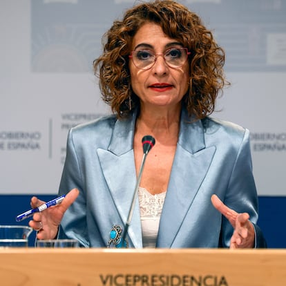 MADRID, 24/02/2025.- La vicepresidenta primera del Gobierno y ministra de Hacienda, María Jesús Montero, ofrece una rueda de prensa, este lunes en Madrid.  El Estado asumirá 83.252 millones de euros de deuda de las comunidades autónomas, una medida que beneficiará a "todas" las regiones del régimen común, ha subrayado este lunes Montero. EFE/ JJ. Guillén