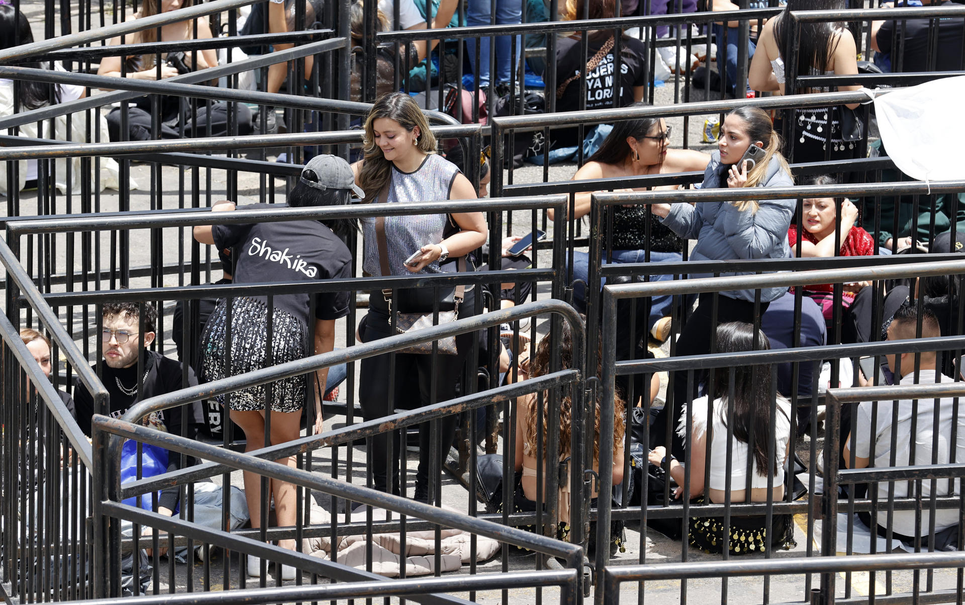 Los seguidores de Shakira madrugan a hacer fila para el concierto de ‘La Loba’ en Bogotá