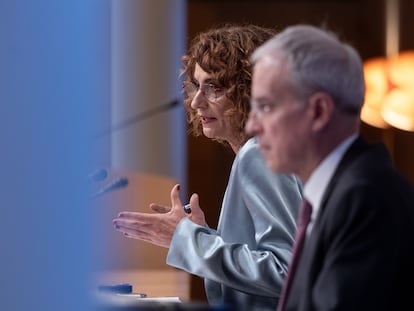 La vicepresidenta primera y ministra de Hacienda, María Jesús Montero, y el secretario de Estado de Hacienda, Miguel Ferre Navarrete, el lunes durante la presentación del plan.