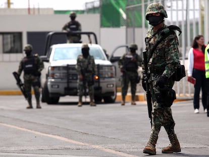 Un soldado de la Armada de México vigila una calle en Mazatlán, Estado de Sinaloa, México, en una fotografía de archivo.