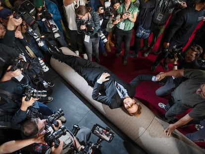 Conan O'Brien, sobre la alfombra roja de los Oscar de 2025, desplegada el miércoles 26 de febrero de 2025 en el Paseo de la Fama de Hollywood, en Los Ángeles, California.