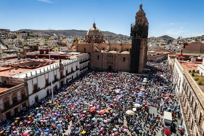 Miles de maestros del Sindicato Nacional de Trabajadores de la Educación protestan contra la reforma al ISSSTE en la ciudad de Zacatecas, este 24 de febrero.