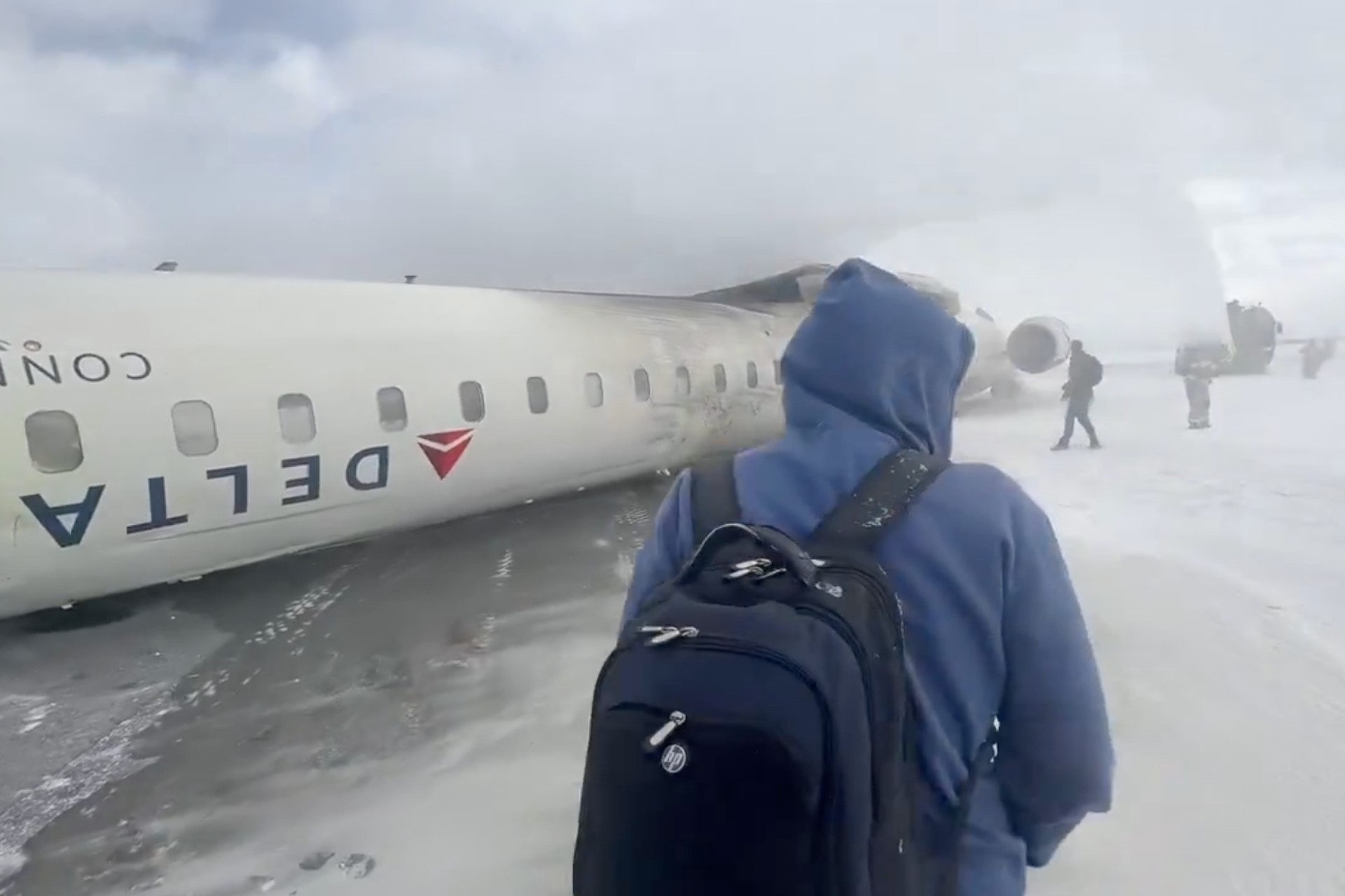 Avión de Delta Airlines vuelca en aeropuerto de Toronto, en Canadá