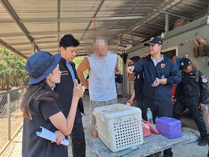 El 'youtuber' y naturalista español Frank Cuesta (pixelado en el centro) en su santuario de animales, ayer tras ser detenido por la policía tailandesa.