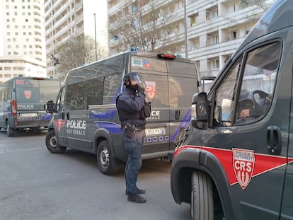 Tres furgones policiales en Poitiers, este viernes después del tiroteo.