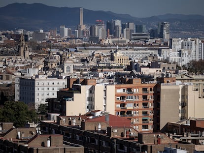 Edificios de vivienda en Barcelona, con las chimeneas de la antigua central térmica de Sant Adrià, al fondo.