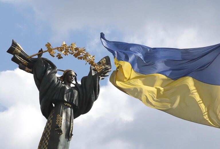 bandera-de-ucrania-junto-a-monumento-de-independencia-en-kiev-1