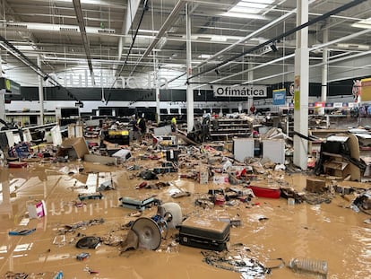 Estado en que quedó Carrefour Alfafar, tras la dana, en una imagen cedida.