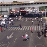 Trabajadores de la salud bloquean Circuito Interior; se enfrentan a policías