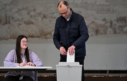 El presidente del partido Unión Demócrata Cristiana (CDU) y candidato a canciller, Friedrich Merz, emite su voto en un colegio electoral en Arnsberg.