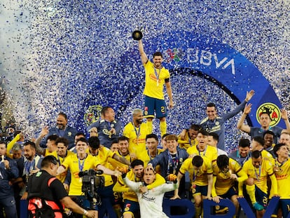 Miembros del equipo América en el estadio BBVA, en Monterrey, Nuevo León.