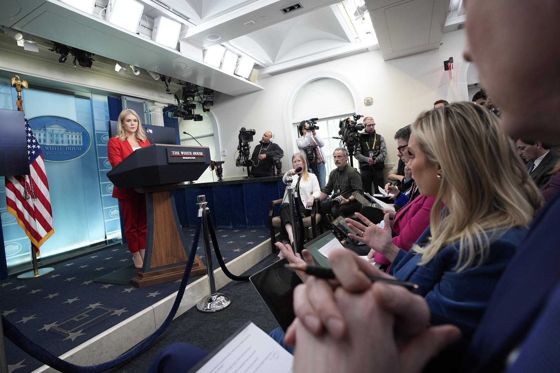 Casa Blanca impone nuevas reglas a medios y decidirá qué reporteros preguntan a Trump