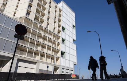 Edificio de pisos de alquiler público del Ayuntamiento de Barcelona, en la plaza de les Glòries, la semana pasada.