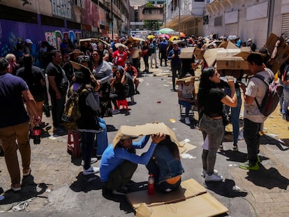 Migrantes esperan para su registro de identificación en Santiago, Chile, el 16 de diciembre de 2024.