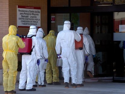 Militares en labores de desinfección en la residencia de mayores DomusVi Leganes, en la primera ola de la pandemia, en 2020.