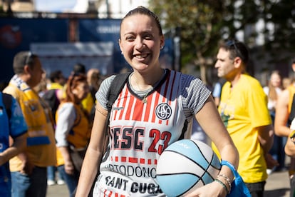 Adrianna Martínez, con el balón de Endesa bajo el brazo, aguarda para conquistar el concurso de triples popular de San Telmo tras acertar cuatro de cinco en tiros libres.