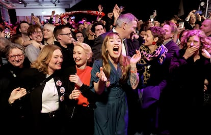 Heidi Reichinnek, en el centro, candidata principal del partido de izquierda, Die Linke, muestra su alegria  ante los resultados preliminares durante el acto electoral del partido en Berlín.