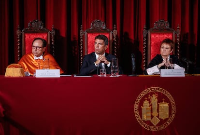 La rectora de la Universidad de Valencia, Mavi Mestre, el president de la Generalitat Carlos Mazón, en el centro, y el catedrático de Economía Aplicada, Vicent Soler, durante el acto de apertura del curso académico de la institución educativa, en septiembre de 2024.