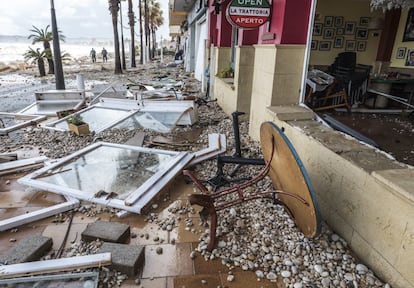 Estado en el que quedó el paseo de Jávea (Alicante) durante el temporal Gloria.