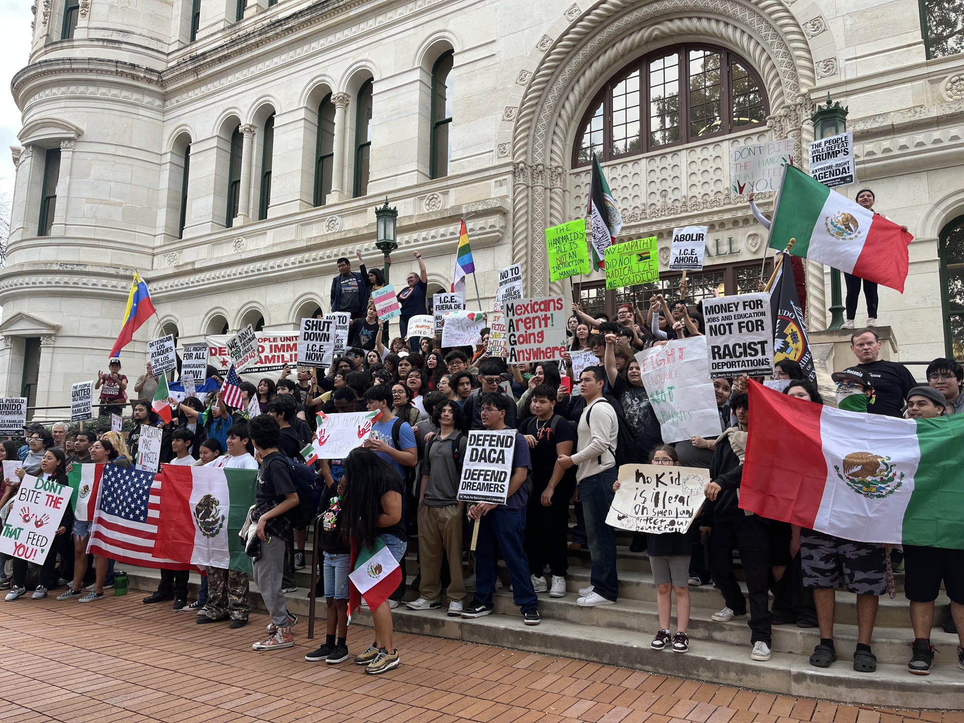 Estudiantes de bachillerato en Texas protestan en contra de las deportaciones