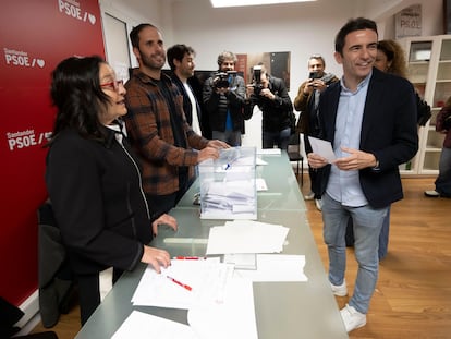 Pedro Casares, ejerciendo su derecho al voto en las primarias del PSOE de Cantabria este domingo en Santander.