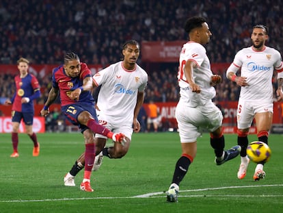 Raphinha (izquierda) marca el tercer gol del Barcelona ante el Sevilla.