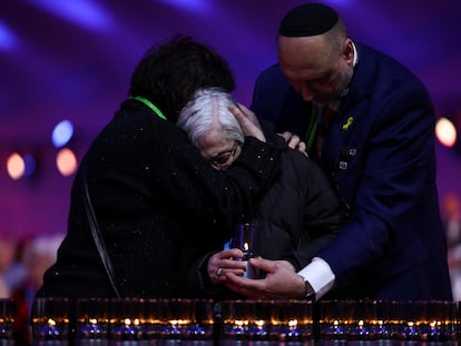 Una superviviente del Holocausto coloca una vela en memoria de las víctimas, este lunes en el 80º aniversario de la liberación de Auschwitz-Birkenau.