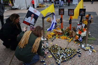 Encendido de velas por la familia Bibas, este sábado en la Plaza de los Rehenes de Tel Aviv.