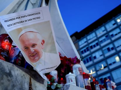 Carteles y velas con el rostro del Papa, este sábado frente al hospital Gemelli de Roma en el que está ingresado.