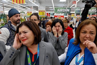 Empleadas y clientas del hipermercado Carrefour del centro comercial de Alfafar reaccionan durante la reapertura este martes tras reparar los daños que causó la dana del 29 de octubre.