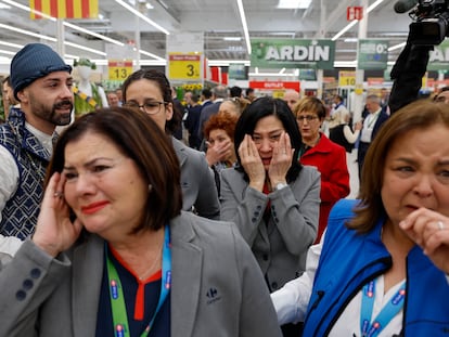 Empleadas y clientas del hipermercado Carrefour del centro comercial de Alfafar reaccionan durante la reapertura este martes tras reparar los daños que causó la dana del 29 de octubre.