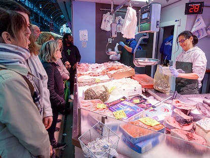 Una trabajadora en un mercado de Zaragoza, en diciembre de 2024.